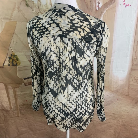 VINCE Basket Weave Button Up Top - Picture 9 of 12